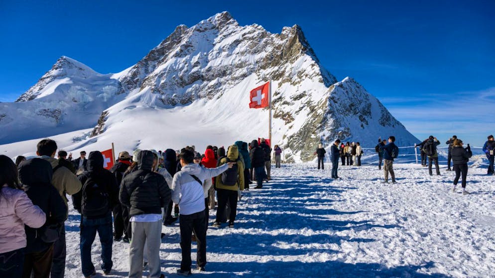 Fast 44 Millionen Übernachtungen verzeichnete die Hotellerie im Jahr 2025. Hier Gäste auf dem Jungfraujoch. (Archivbild)