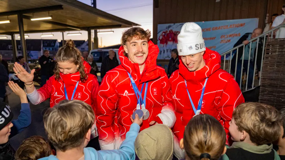 Einmal eine Olympia-Medaille anfassen: Dieser grosse Traum ging für kleine Fans der Schweizer Freestyle-Ski-Asse Lina Kozomara (links), Noé Roth (Mitte) und Pirmin Werner bei deren Empfang in Mettmenstetten ZH in Erfüllung.