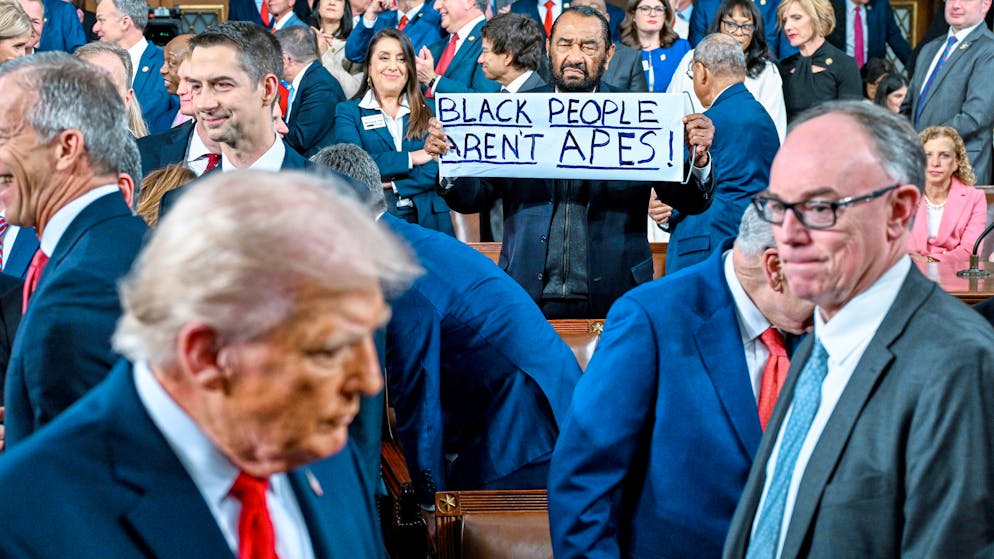 «Les Noirs ne sont pas des singes». Un démocrate brandit une pancarte et se fait expulser sous les yeux de Trump