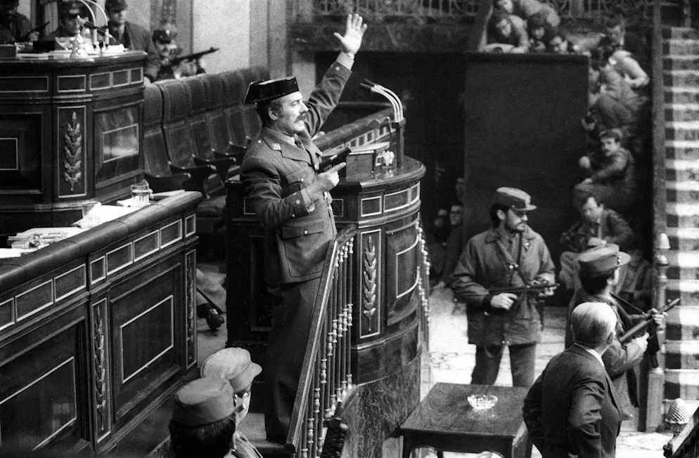Le lieutenant-colonel Antonio Tejero, de la Garde civile espagnole, photographié le 23 février 1981, une arme à la main, à l'intérieur du Parlement espagnol à Madrid.