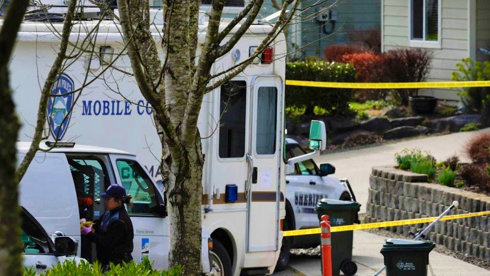 Officers investigate a crime scene after a man allegedly stabbed several people in a knife attack. Photo: John Froschauer/AP/dpa