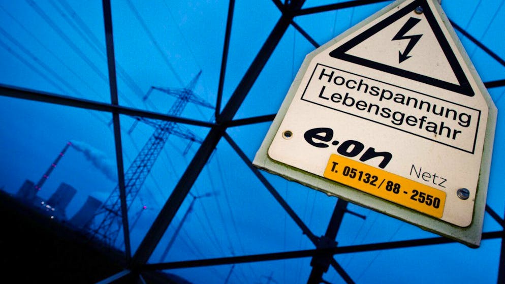 Deutschlands grösster Energiekonzern Eon hat im vergangenen Jahr weniger umgesetzt und verdient. Der Umsatz sank um 1,8 Prozent auf 78,7 Milliarden Euro. Unter dem Strich brach der Konzerngewinn um über die Hälfte auf 2,3 Milliarden Euro ein. (Archivbild)