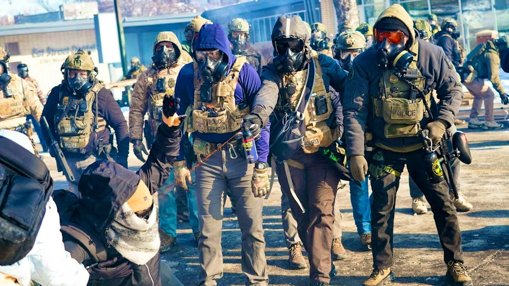 Federal police officers take action against demonstrators protesting against the authorities' brutal methods against migrants - and Americans - in Minneapolis. (January 24, 2026)