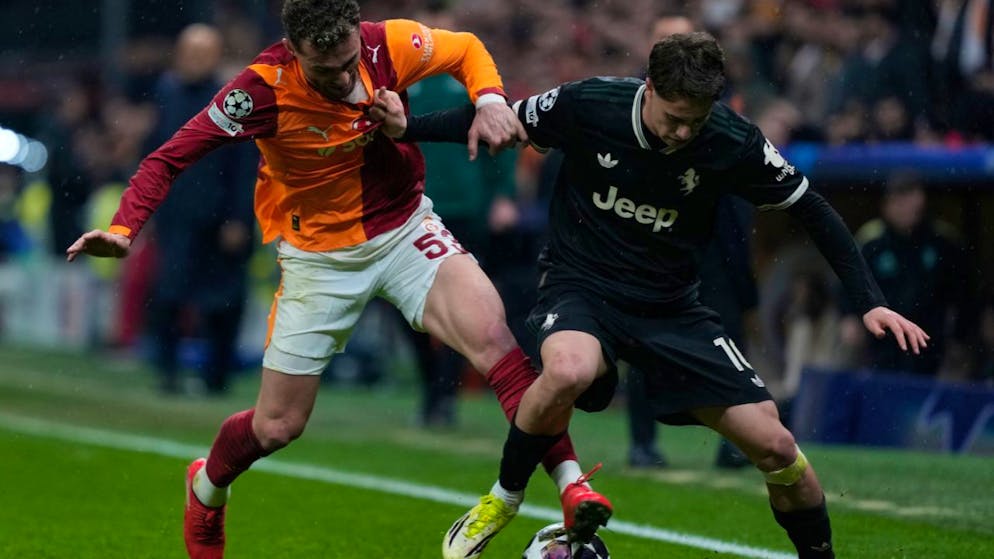 Duel entre Baris Yilmaz (à gauche) et Kenan Yildiz lors du succès de Galatasaray 5-2 au match aller