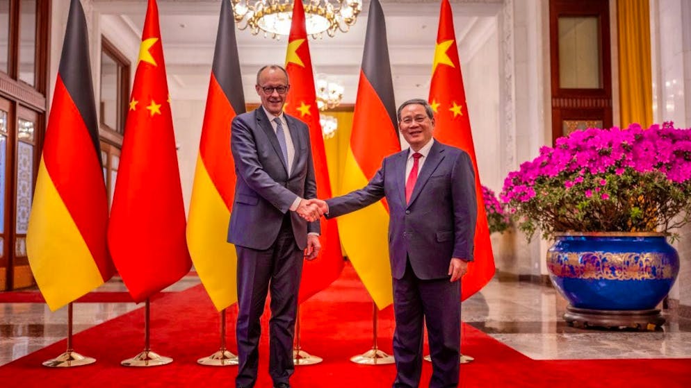 dpatopbilder - German Chancellor Friedrich Merz (CDU) is greeted with military honors by Li Qiang, Premier of China, in the Great Hall of the People. Merz visits China for the first time as Federal Chancellor. Photo: Michael Kappeler/dpa