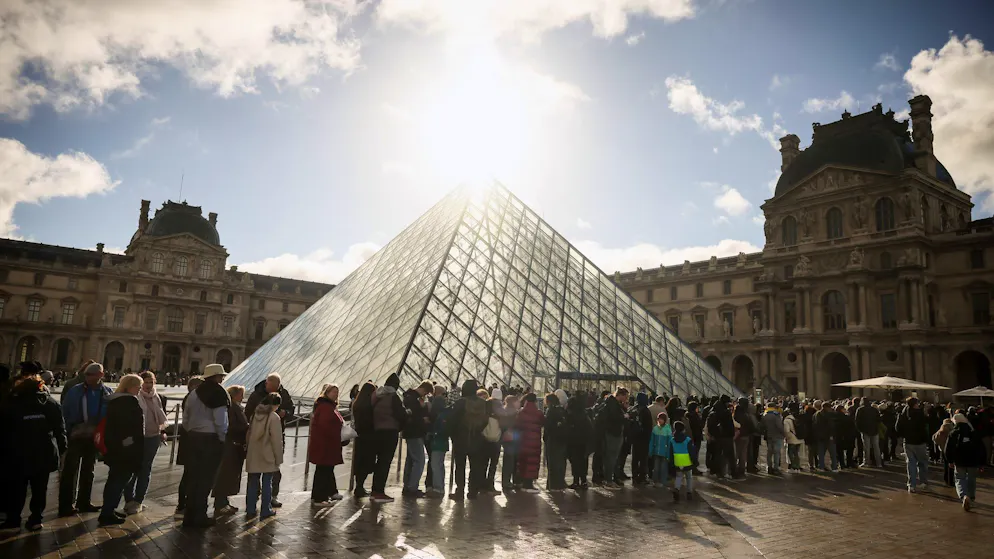 Bei einem filmreifen Raubüberfall auf das Louvre-Museum in Paris haben unbekannte Täter im Oktober 2025 Schmuck im Wert von 88 Millionen Euro erbeutet. (Archivbild)