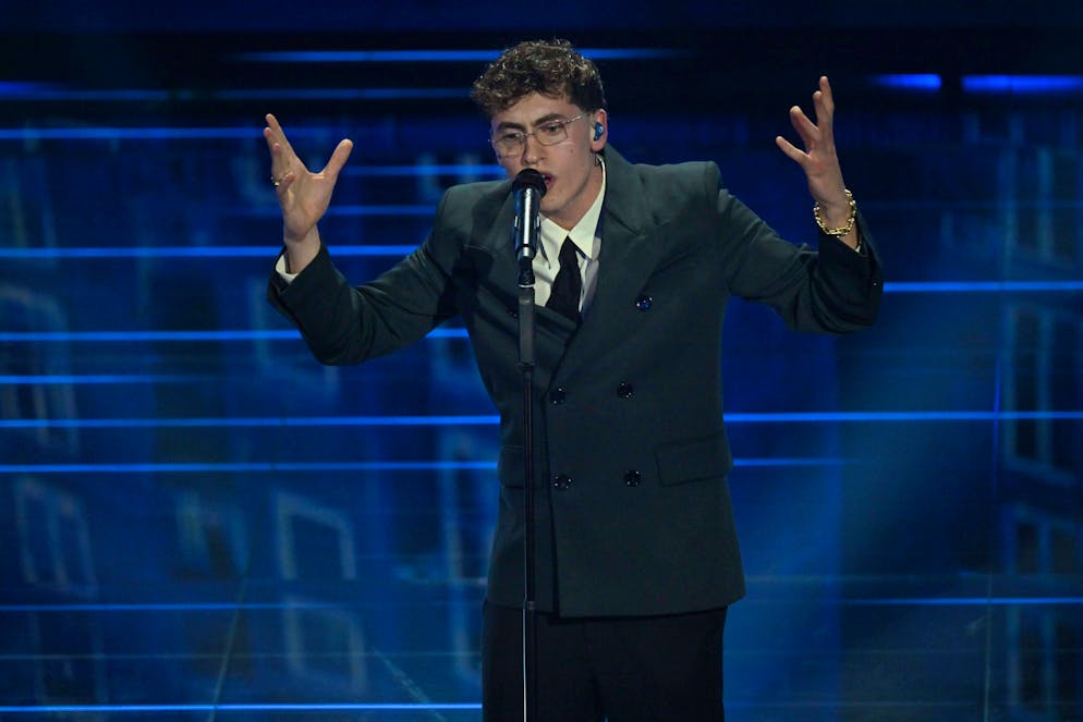 Le esibizioni meno convincenti della prima serata di Sanremo 2026. A Tredici Pietro non s'è aperto subito il microfono... e forse per le orecchie più esigenti sarebbe stato meglio se non si fosse aperto mai...