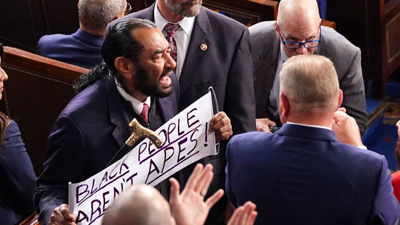 Etats-Unis. Une pancarte «les Noirs ne sont pas des singes» le fait expulser