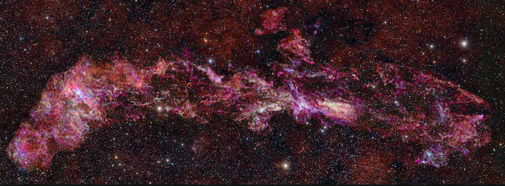 Cette image montre la distribution complexe du gaz moléculaire dans la zone moléculaire centrale (CMZ) de la Voie lactée. Elle a été obtenue grâce au réseau Atacama Large Millimeter/submillimeter Array (ALMA), dont l'ESO est partenaire. Cette carte est aussi longue que trois pleines lunes côte à côte dans le ciel, et c'est en fait la plus grande image jamais obtenue par ALMA.
