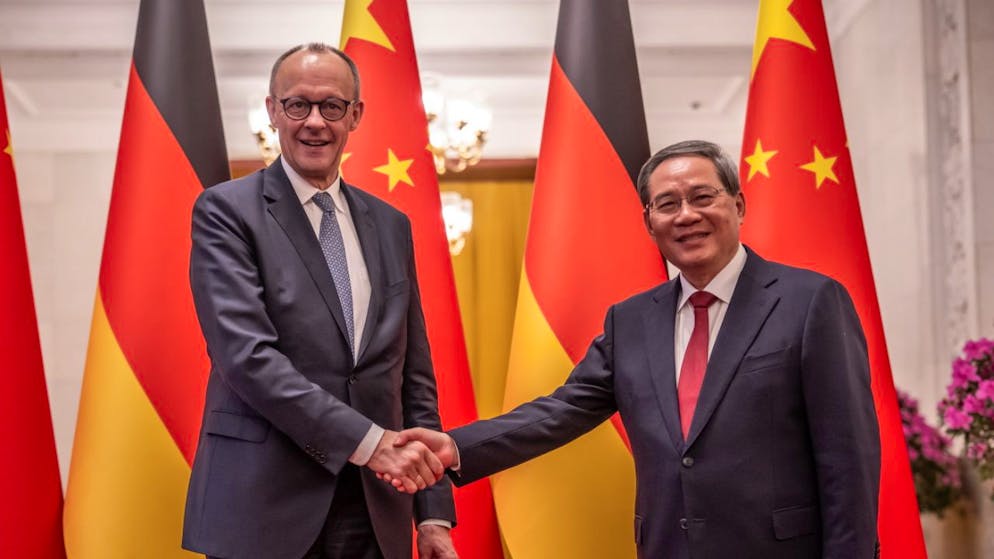 Il Cancelliere tedesco Friedrich Merz (a sinistra) e il primo ministro cinese Li Qiang