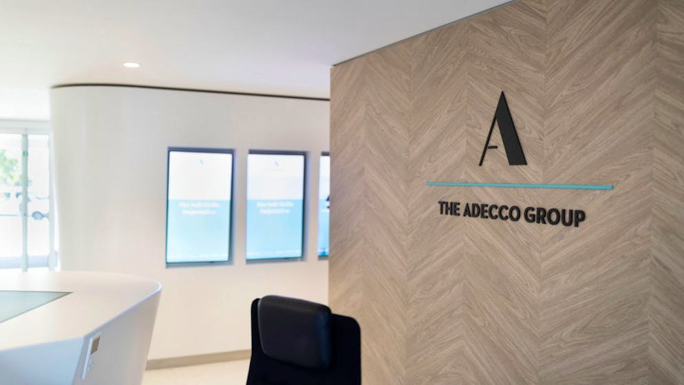 Pour le premier trimestre 2026, Adecco s'attend à une marge brute et des frais généraux et administratifs, hors éléments exceptionnels, globalement stables par rapport au trimestre précédent.