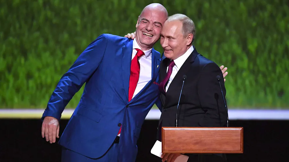 Gianni Infantino posiert an der WM 2018 mit Wladimir Putin.