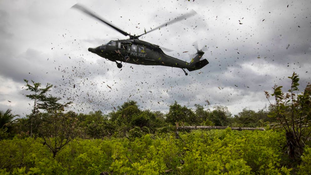 ARCHIV - Ein Polizeihubschrauber landet auf einer Kokaplantage während einer Vernichtungsaktion in Tumaco im Südwesten Kolumbiens. Foto: Ivan Valencia/AP/dpa