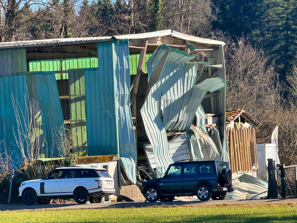 Eine Halle wurde beim Vorfall beschädigt.