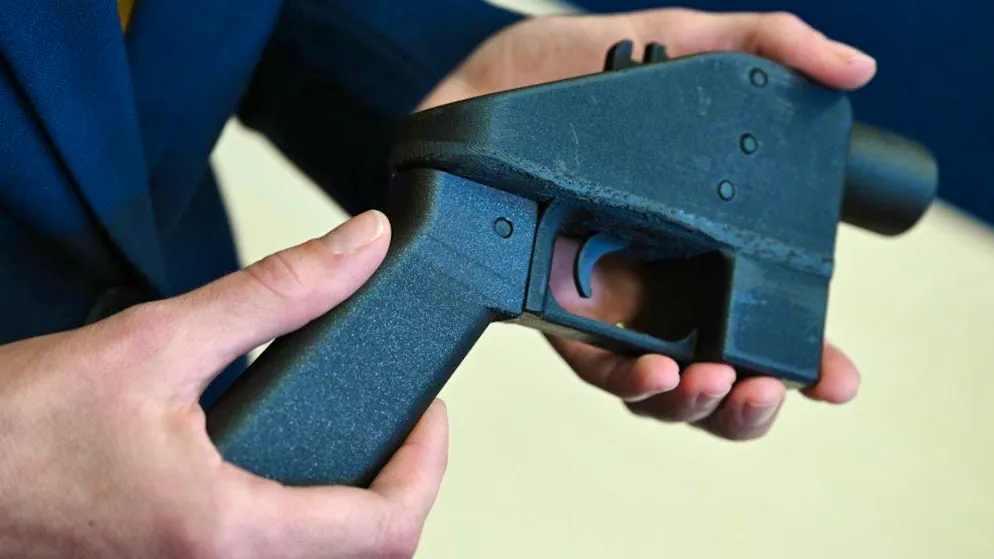 ARCHIVE - A scientist from the Federal Criminal Police Office (BKA) presents a functional weapon, called a Liberator, produced by the BKA in a 3D printer for research purposes. Photo: Arne Dedert/dpa