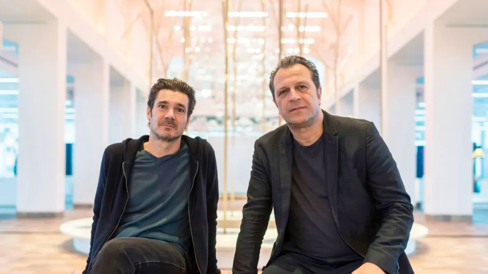 Armand Louis (à gauche) et Aurel Aebi de l'Atelier Oï au Musée du design à Zurich en 2018. Ils viennent de gagner, avec deux autres studios, le Grand Prix suisse de design 2026.