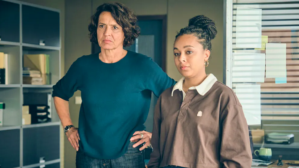 «Tatort» im Check: Wie viele Menschen sterben pro Jahr im Strassenverkehr?. Lena Odenthal (Ulrike Folkerts, links) und Mara Hermann (Davina Chanel Fox) machen sich Sorgen wegen der gefährlichen Undercover-Mission ihrer Kollegin Johanna.