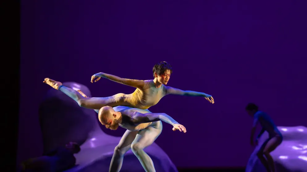 Bern Ballett ist am nationalen Tanzfestival Steps mit der Choreografie "Night Shining Clouds" von Marioenrico D'Angelo zu sehen. Sie ist Teil des Doppelabends "Twi/light", für den sich das Berner Ensemble mit der Tanzkompanie St. Gallen zusammentut.