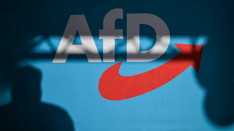 ARCHIV - Ein Redner wirft einen Schatten auf die Bühnenrückwand mit AfD-Schriftzug auf einer Veranstaltung. Foto: Hannes P Albert/dpa