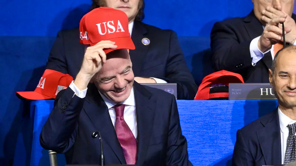 Infantino setzt sich eine USA-Mütze auf.