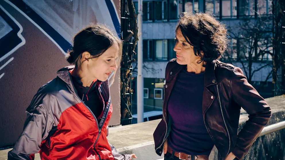 «Tatort» im Check: Wie viele Menschen sterben pro Jahr im Strassenverkehr?. Lena Odenthal (Ulrike Folkerts, rechts) und Johanna Stern (Lisa Bitter) ermitteln im «Tatort: Sashimi Spezial» unter Velokurieren.