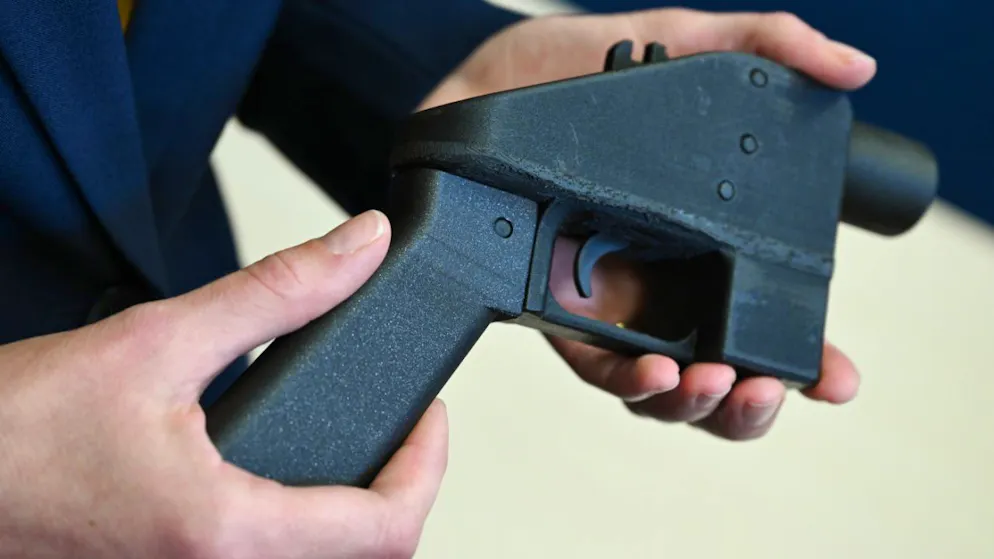 ARCHIV - Eine Wissenschaftlerin des Bundeskriminalamts (BKA) präsentiert eine zu Forschungszwecken vom BKA im 3D-Drucker hergestellte funktionsfähige Waffe, Liberator genannt. Foto: Arne Dedert/dpa