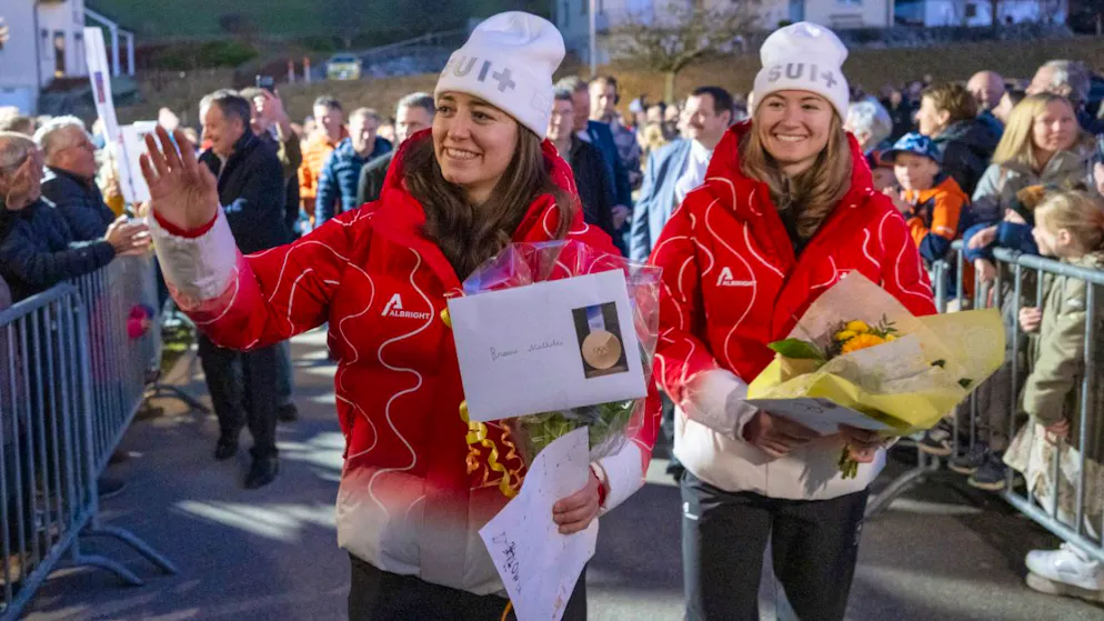 Mathilde Gremaud (links) und Marianne Fatton wurden nach ihrem Olympiasieg in La Roche im Kanton Freiburg gebührend gefeiert.