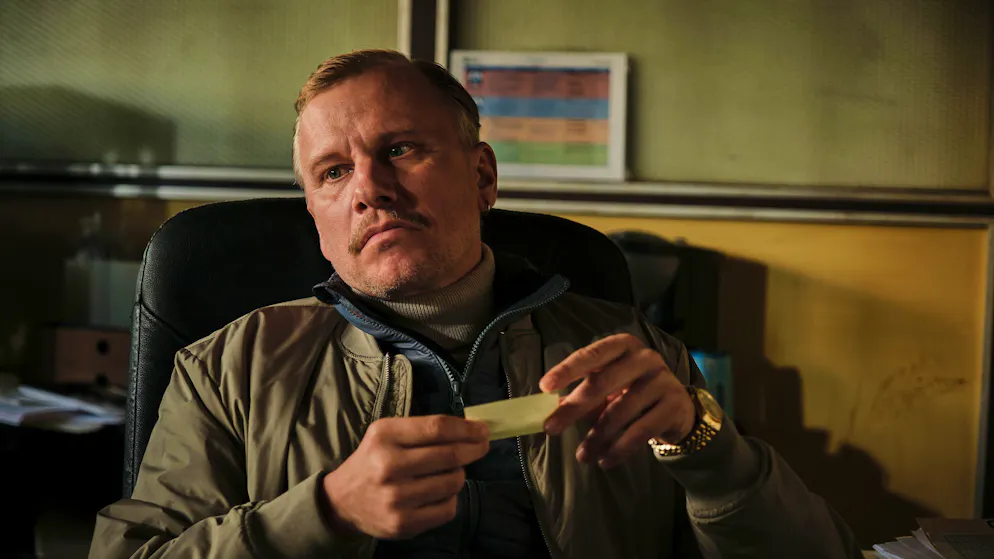 «Tatort» im Check: Wie viele Menschen sterben pro Jahr im Strassenverkehr?. Logistikunternehmer Benjamin Menz (Robert Stadlober) könnte in den Fall verwickelt sein. Sein – angeblich gestohlener – Transporter hat das Opfer überfahren.