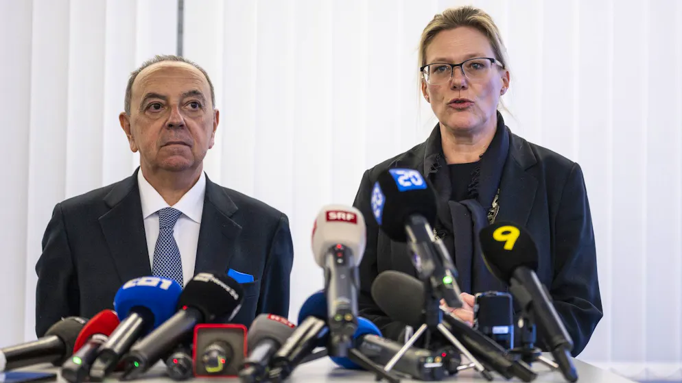 Sie wollten ihre Zusammenarbeit verstärken, sagten Italiens Generalstaatsanwalt Francesco Lo Voi (l.) und die Walliser Generalstaatsanwältin Beatrice Pilloud am 19. Februar vor Journalisten in Bern.