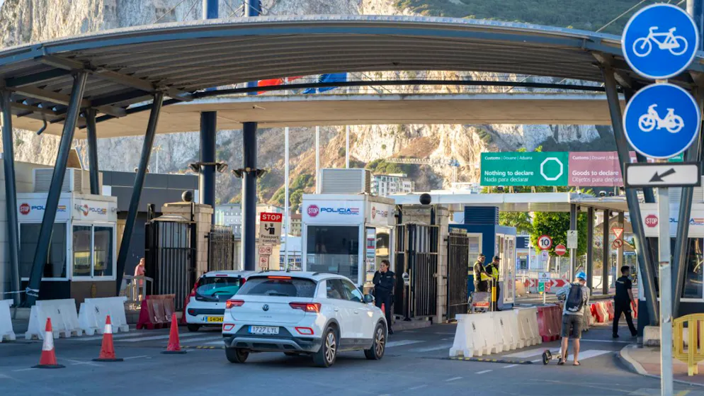 ARCHIV - Autos fahren an der Grenzkontrollstelle in La Linea de Concepcion nach Gibraltar ein. Foto: Marcos Moreno/AP/dpa/Archivbild