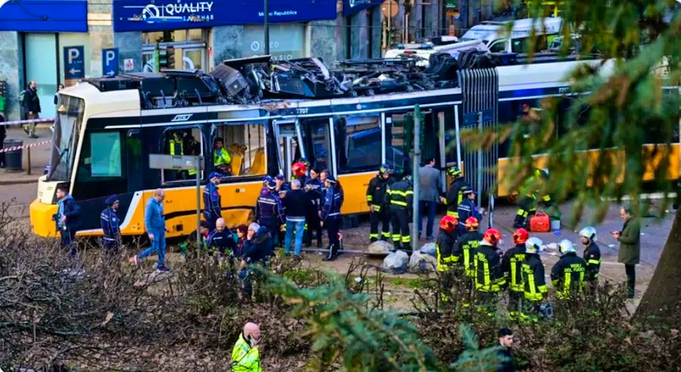 A streetcar on line 9 derailed in Milan on Friday and crashed into a building.