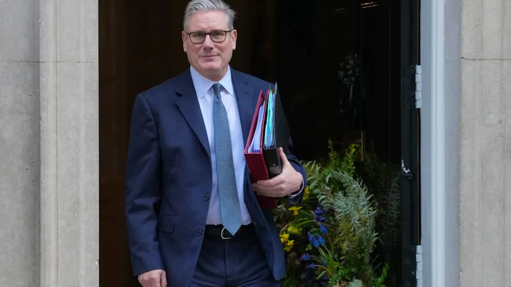 Der britische Premierminister Keir Starmer verlässt Downing Street 10, um an der wöchentlichen Fragestundeim Parlament teilzunehmen. Foto: Kin Cheung/AP/dpa