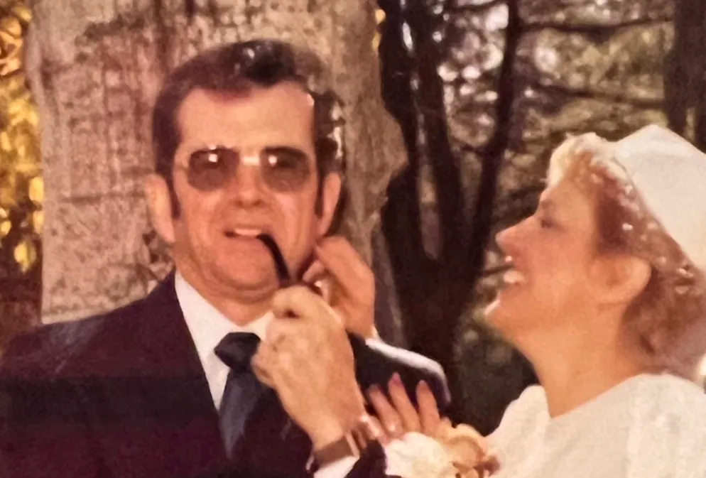 Gilles, avec sa fameuse pipe, le jour de son mariage avec Aline.