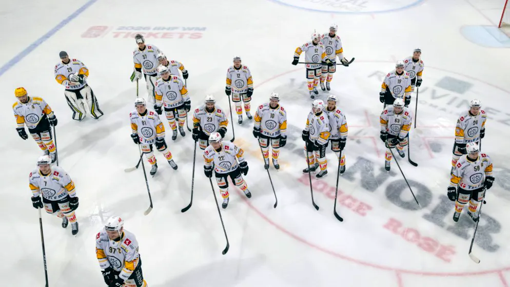 Der HC Lugano bedankt sich bei den mitgereisten Fans und feiert das gesicherte Playoff-Ticket