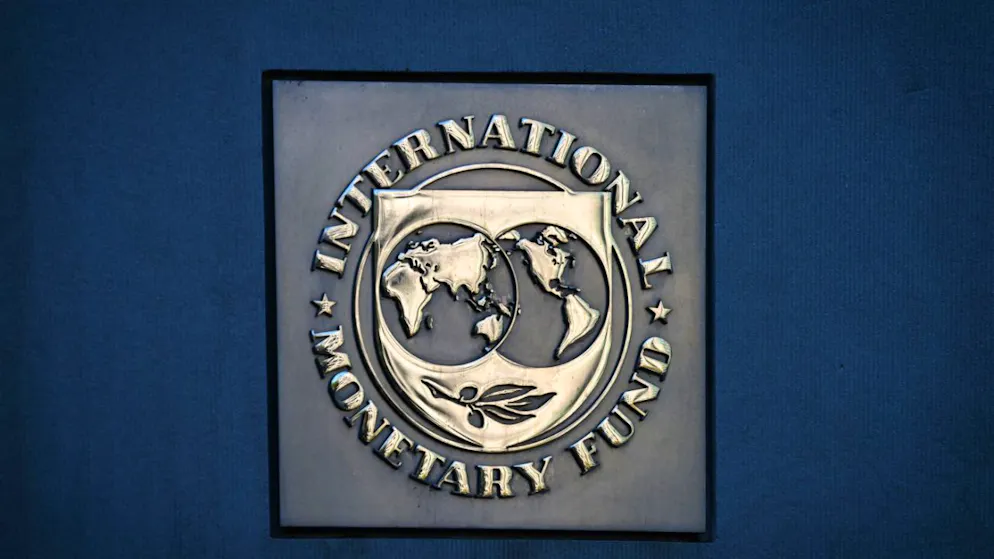 ARCHIV - Das Logo des Internationalen Währungsfonds (IWF) an der Fassade des Tagungsgebäudes in Washington. Foto: Soeren Stache/dpa