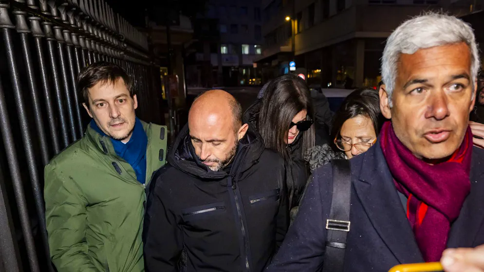 Jacques und Jessica Moretti (2. und 3. von links.) mit ihren Anwälten Patrick Michod (l.), Yaël Hayat (2.v.r.) und Nicola Meier (r.). (9. Januar 2026)