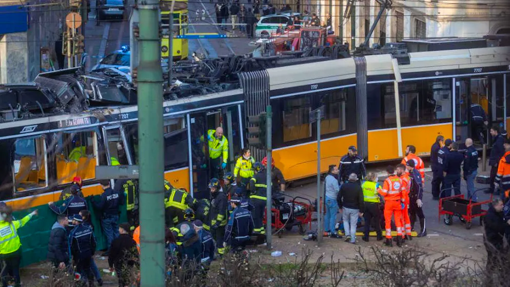 «Andava a velocità elevatissima». Tram deraglia a Milano: due morti e 38 feriti