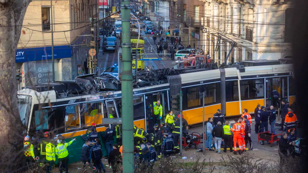 Il tram della linea 9 deragliato oggi a Milano poco dopo le 16.00.
