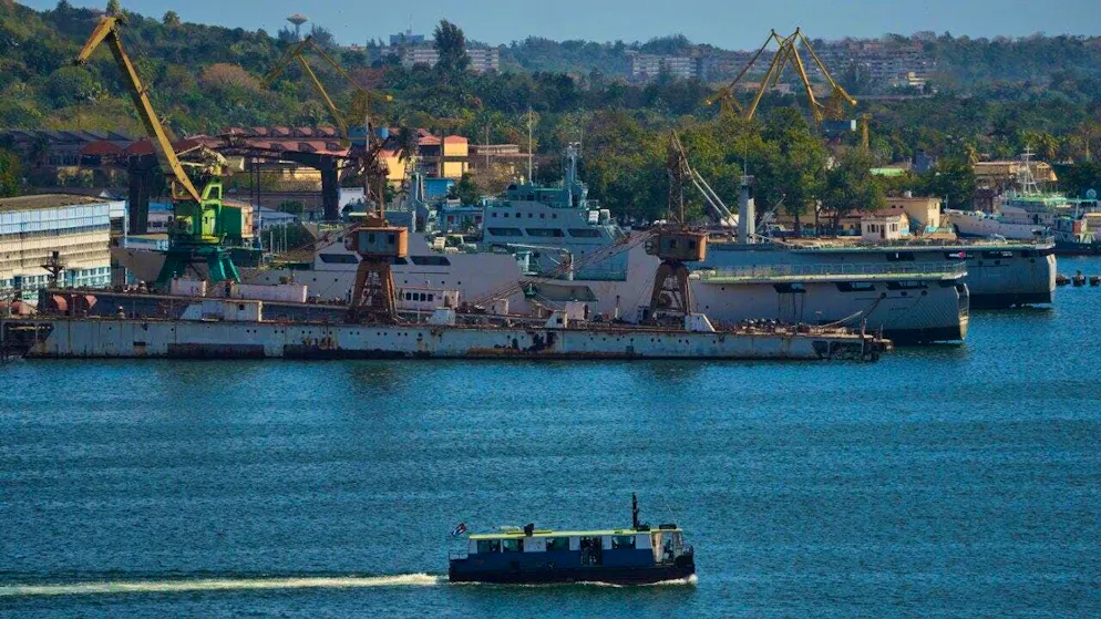 dpatopbilder - A ferry sails through Havana Bay, passing Cuban Coast Guard ships docked at the harbor as it leaves Casablanca. Photo: Ramon Espinosa/AP/dpa