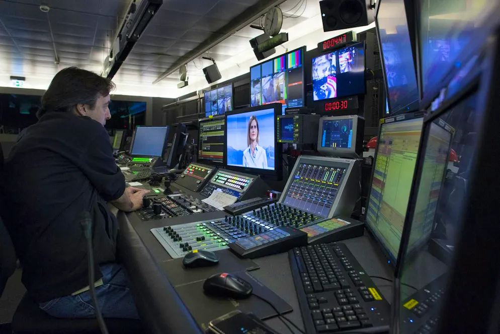 Uno sguardo alla sala di controllo di «Schweiz Aktuell» presso la SRF-Leutschenbach: la pubblicità è sempre stata limitata nel tempo nei programmi della SSR - uno dei motivi per cui l'emittente è ancora fortemente dipendente dal canone (foto d'archivio).