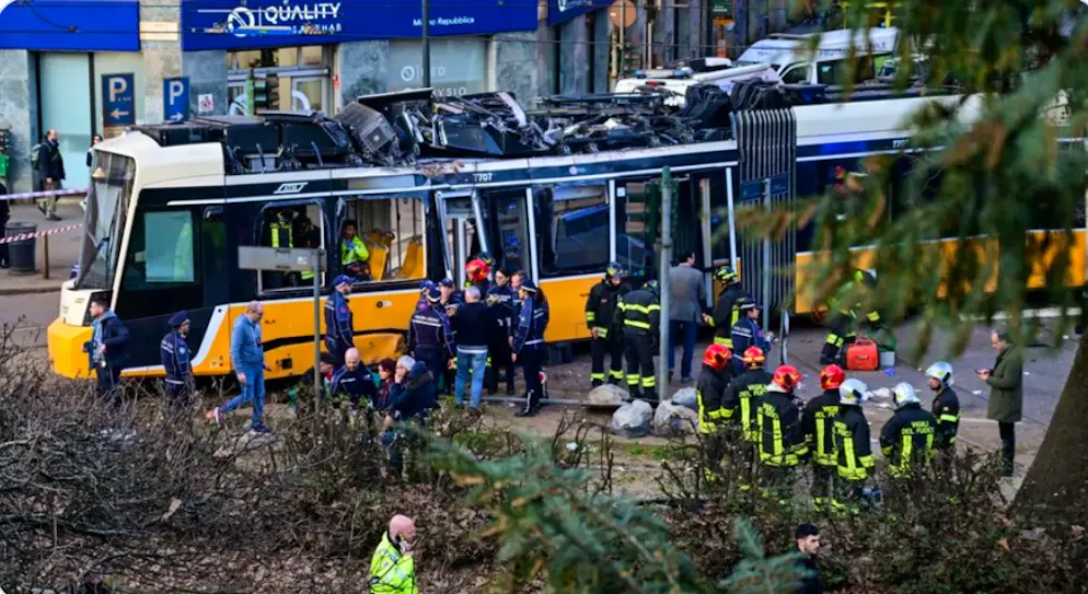 Ein Tram der Linie 9 entgleiste am Freitag in Mailand und krachte gegen ein Gebäude.