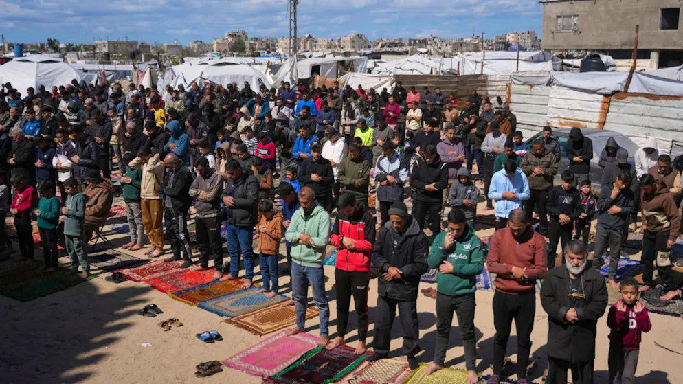 La preghiera del venerdì durante il mese del Ramadan davanti alla moschea distrutta di Al-Albani a Khan Younis, nel sud della Striscia di Gaza.