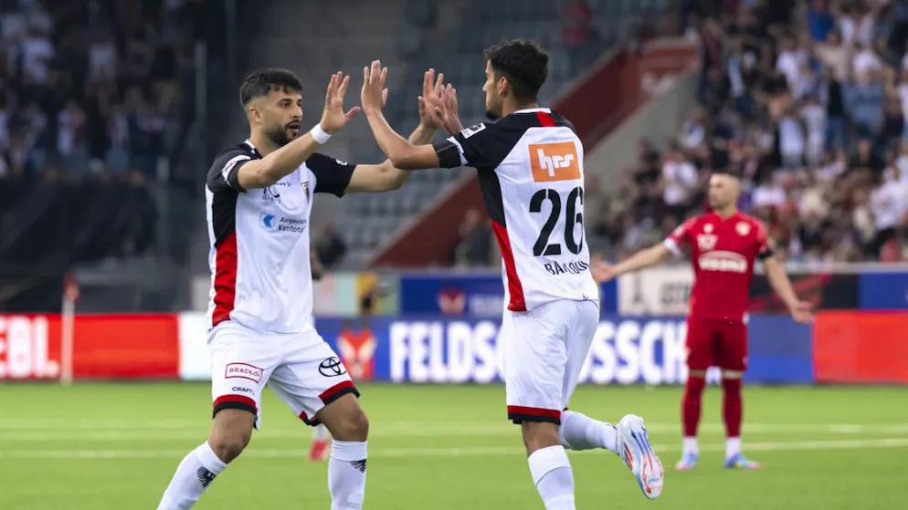 Valon Fazliu (links) bringt den FC Aarau mit zwei Toren gegen Rapperswil-Jona auf Kurs (Archivbild)