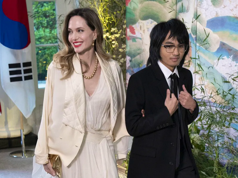 Maddox Jolie-Pitt, fils aîné d'Angelina Jolie et de Brad Pitt, a supprimé le nom de famille de Pitt dans le générique de son dernier film.