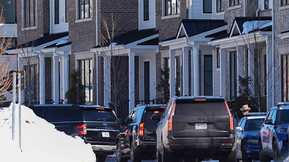 Ein Autokorso mit dem ehemaligen US-Präsidenten Bill Clinton nähert sich dem Chappaqua Performing Arts Center, wo Clinton im Rahmen einer Untersuchung des Kongresses über den verurteilten Sexualstraftäter Jeffrey Epstein aussagen wird. Foto: Angelina Katsanis/AP/dpa