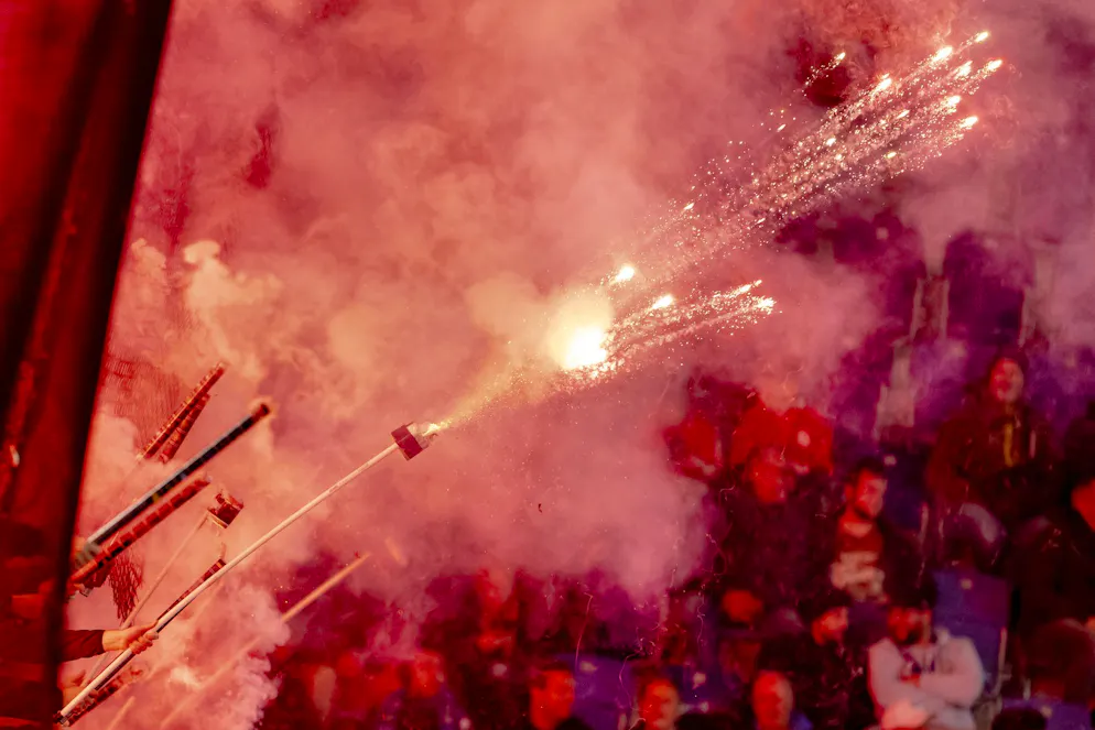 Pour les partis vaudois, les engins pyrotechniques doivent être «strictement prohibés» à l'intérieur des trains spéciaux, dans les cars affrétés, lors des déplacements à pied ainsi que dans les stades.