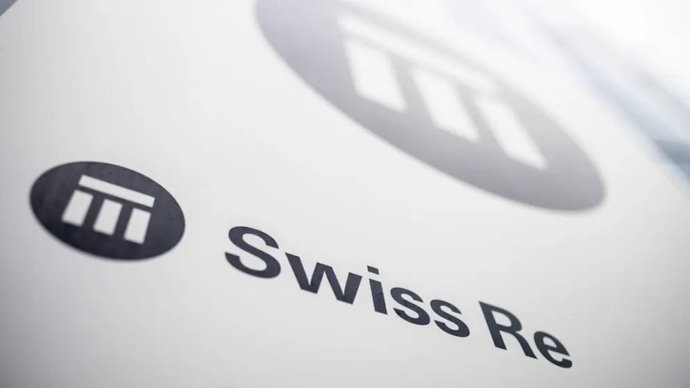 Der Rückversicherer Swiss Re hat im vergangenen Jahr deutlich mehr verdient, auch wegen des Ausbleibens grosser Naturkatastrophen. Der Konzern kauft eigene Aktien im grossen Stil zurück.(Archivbild)