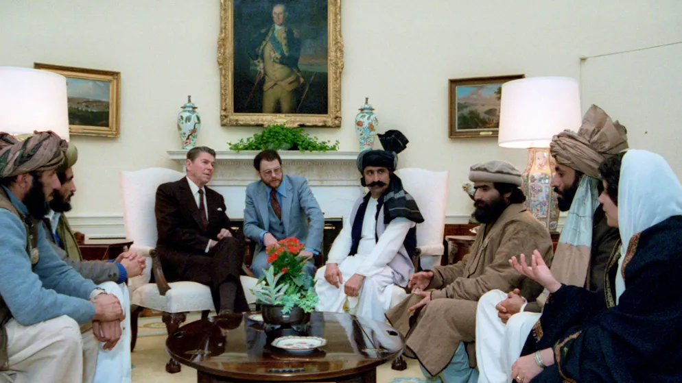 US-Präsident Ronald Reagan (Dritter von links) trifft am 2. März 1983 im Weissen Haus «afghanische Freiheitskämpfer»: Die USA unterstützen die Mudschaheddin mit Geld und Waffen, darunter auch moderne Stinger-Flugabwehrraketen.