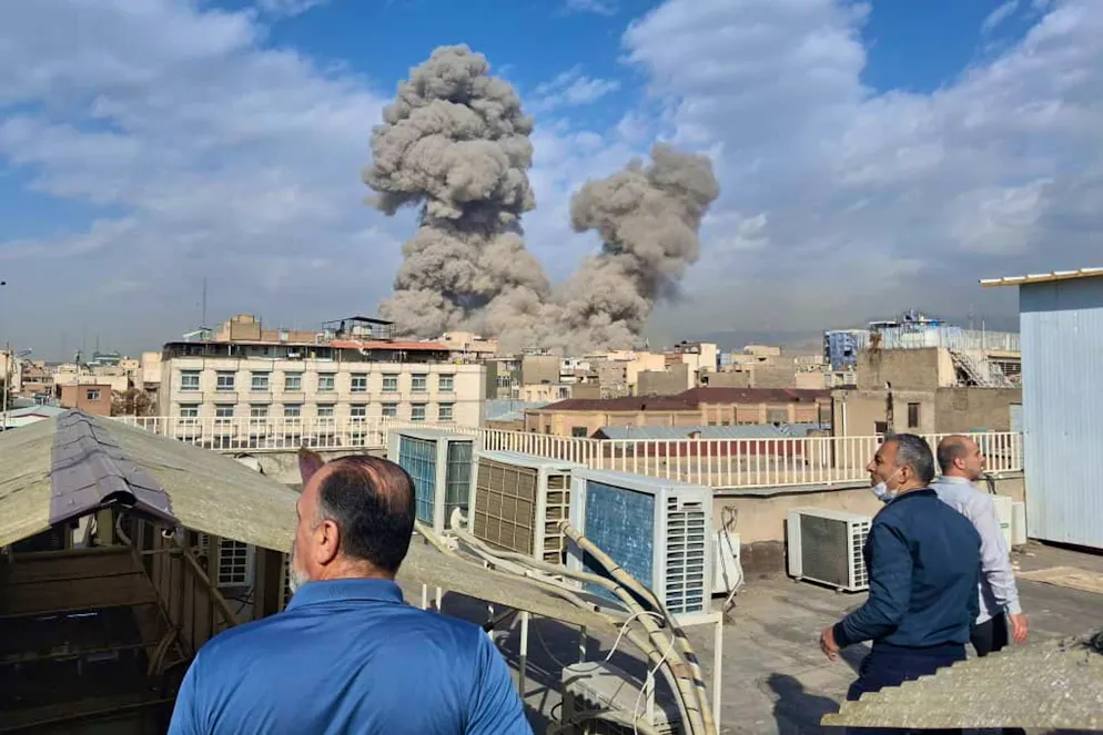 Menschen beobachten die Angriffe auf Teheran. 
