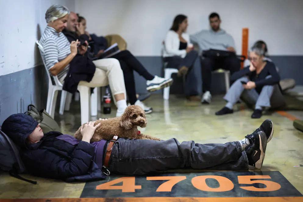 USA und Israel greifen den Iran an. Die Bevölkerung von Tel Aviv musste sich in Sicherheit begeben. Auch dieses Bild stammt aus der gleichen Tiefgarage. 